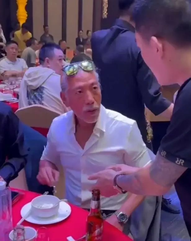 多位港星参加饭局!张耀扬敬酒懂江湖规矩,吴启华喝嗨了脸色通红