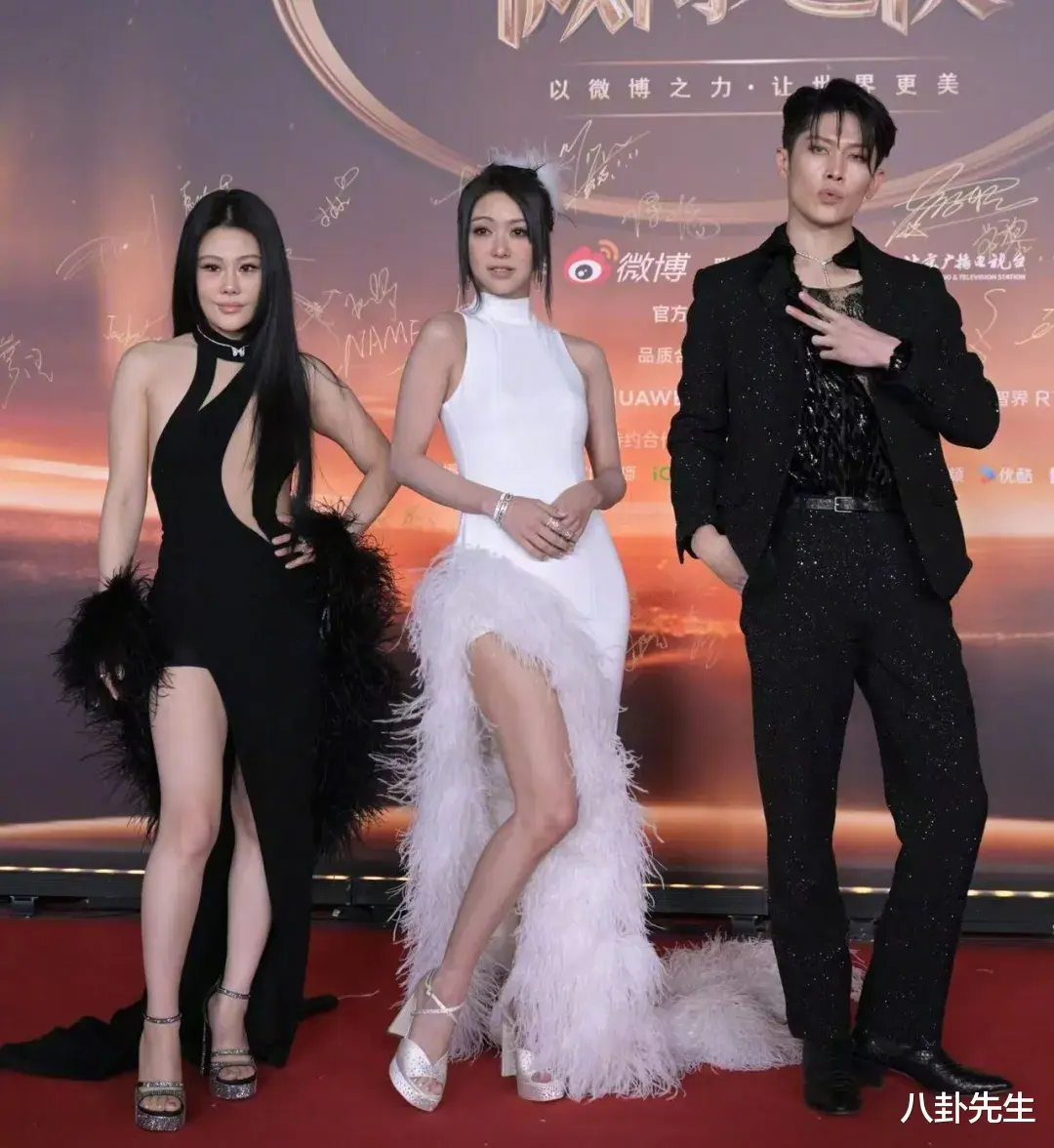 微博之夜红毯：关晓彤陈都灵穿错衣服，杨紫古风造型独特，赵丽颖好美