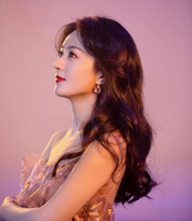 公开内涵获奖的赵丽颖,殷桃彻底揭开内娱的遮羞布,张丰毅说对了