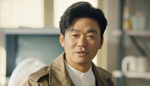 57岁于文华现状,住在农村自建房,裙子拖地喂土狗,曾遭前夫背叛