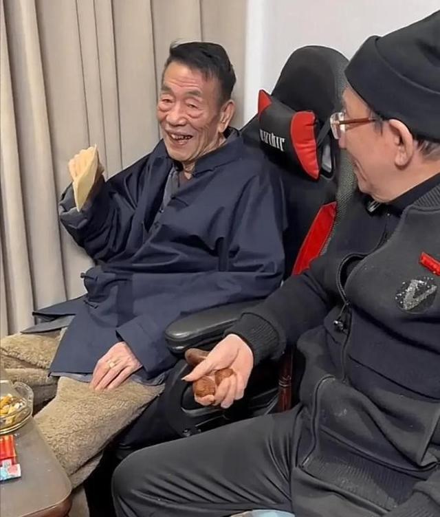 93岁杨少华酒肉不断、华子不离身，却仍骨瘦如柴，是福还是灾？