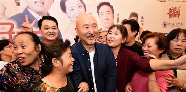 春晚终于放下身段了？陈佩斯的那句“都是爷”，含金量还在升