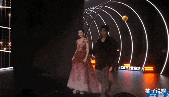 白敬亭宋轶红毯不互动，情侣关系疑似告急！