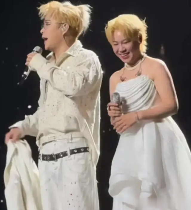 小沈阳夫妇俩颜值大涨，同染黄发好似情侣发型，现场表白让人羡慕