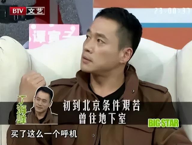 54岁“武松”丁海峰曝光:在美国树林砍柴烤肉,美国豪宅尽显气派