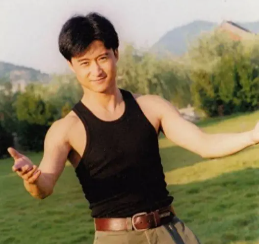 吴京邀张译拍戏:你要多少片酬?张译:你要没钱,就给我100块