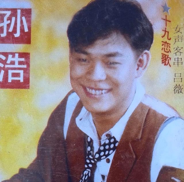 26岁上春晚走红,后得罪杨坤20年不说话,如今56岁至今未婚没孩子