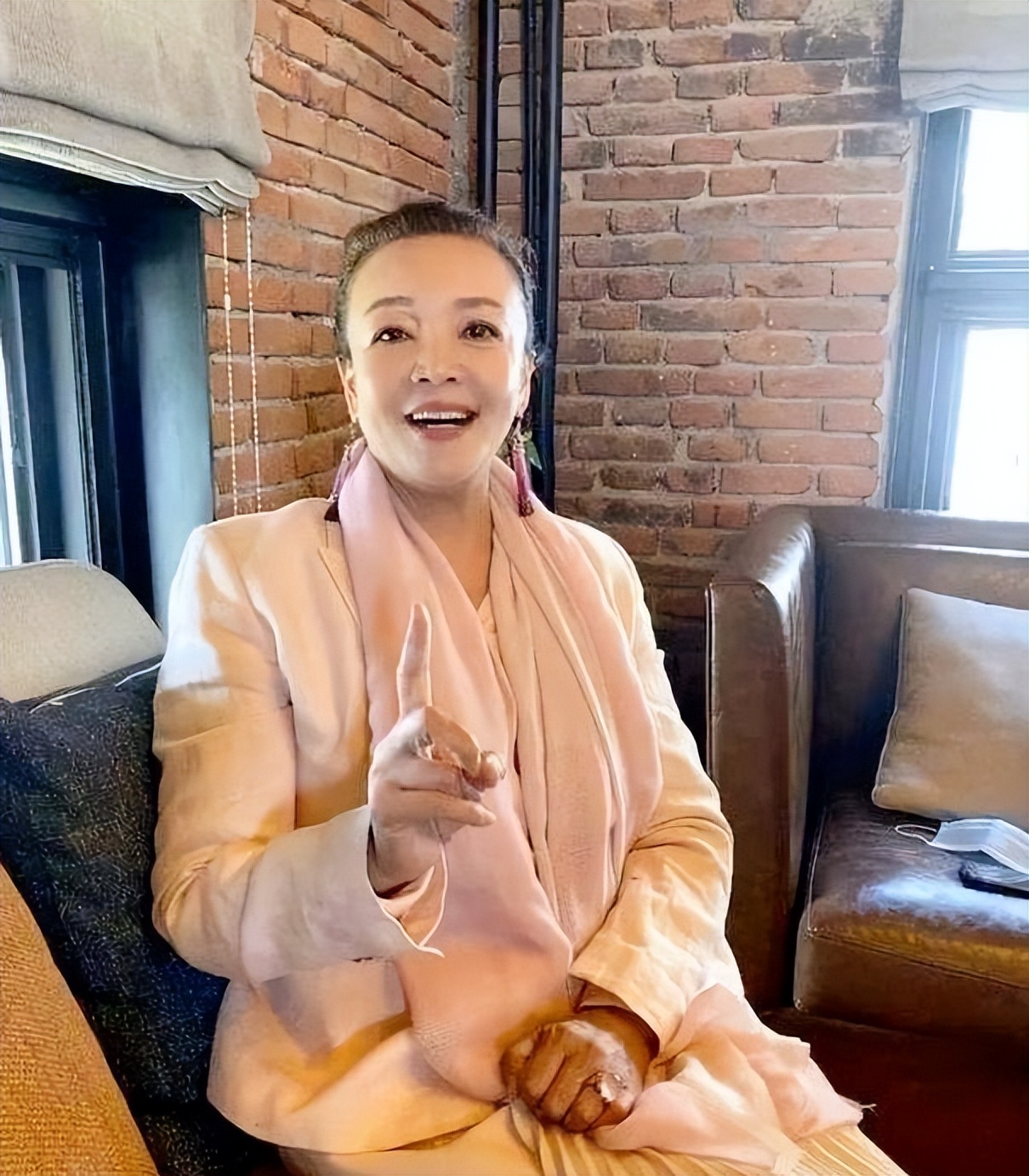 张兰身份曝光：已非中国籍，负债高达9.8亿待偿还