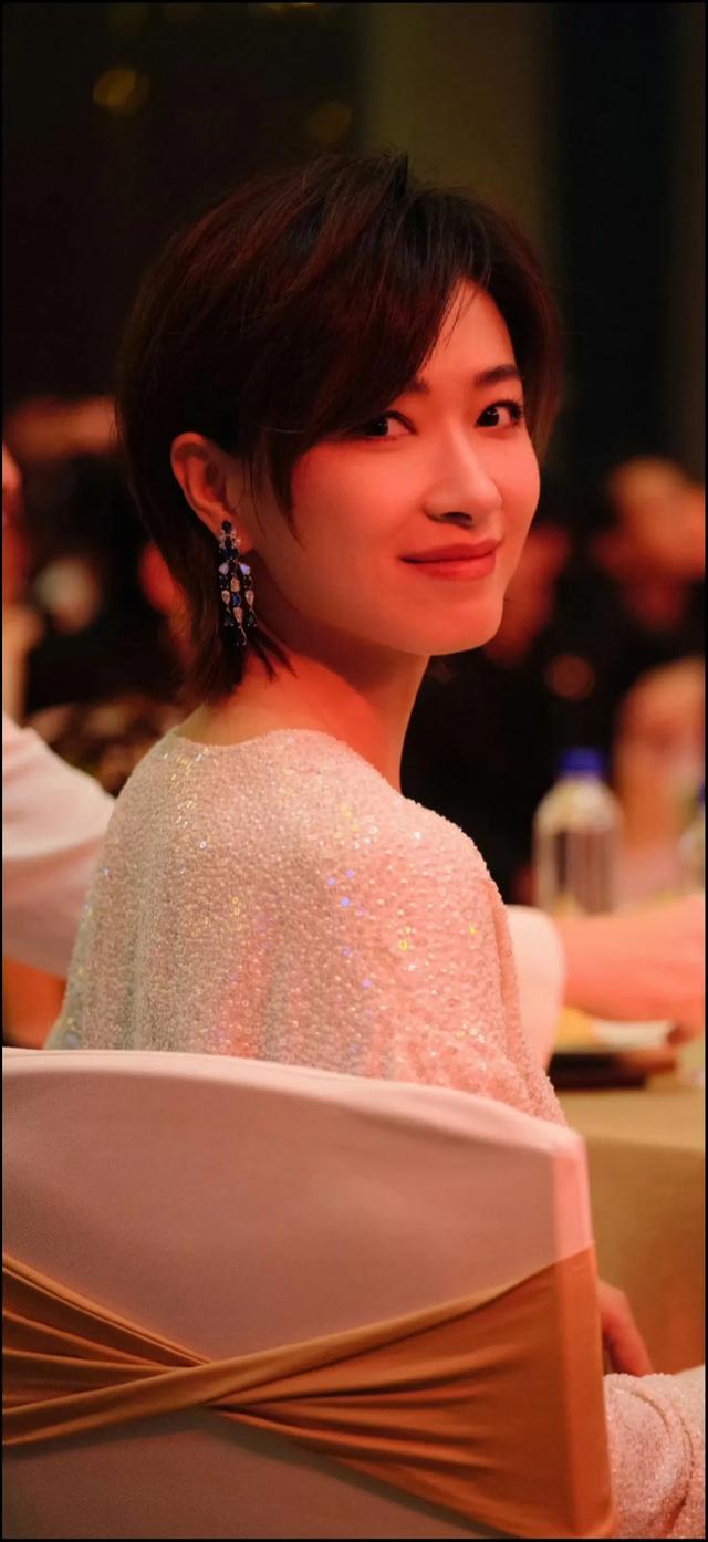 没见过这么漂亮的颜,短发干练长发柔美,万茜是真的美不胜收啊