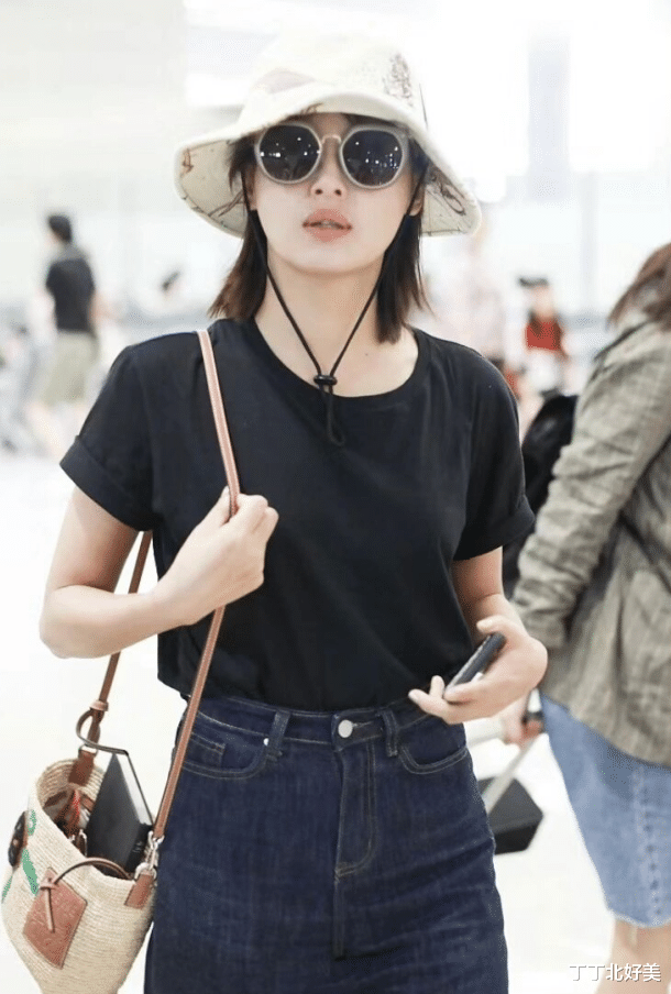 辛芷蕾剪了短发带火一种新穿法：T恤+牛仔裤+渔夫帽，时髦又洋气