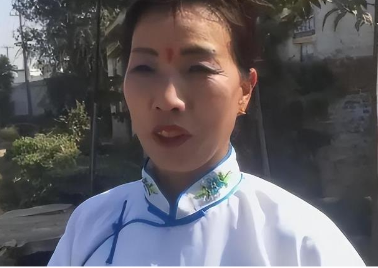 河南“哭灵女”：一年哭丧百场磕头万次，两小时赚700元买车买房