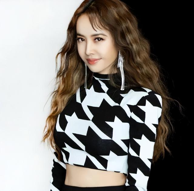 为钱卖国！她竟然借着开演唱会搞这样的动作，作死行为不可原谅