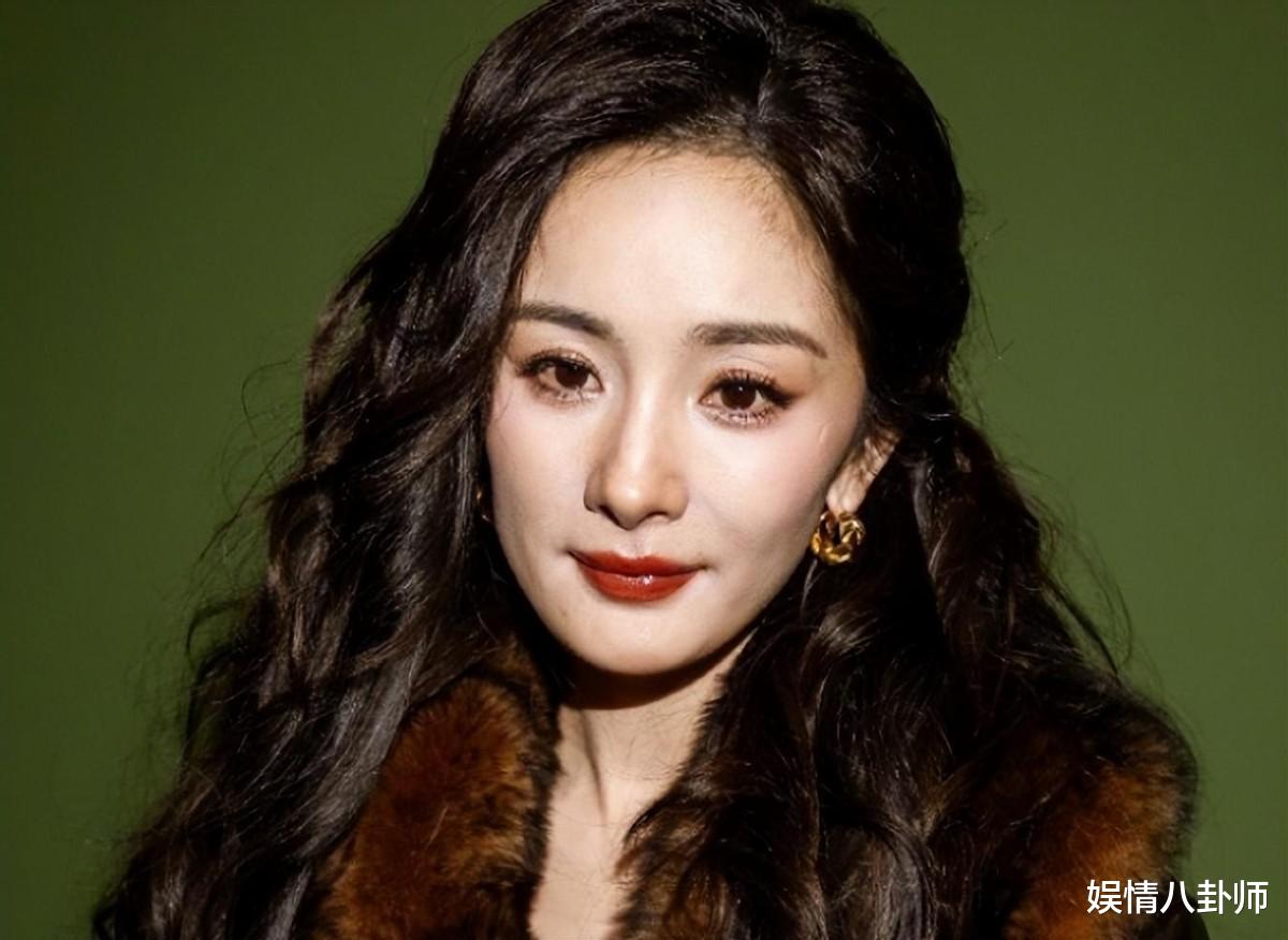 37岁杨幂与36岁刘亦菲亮相巴黎,杨幂皮肤下垂松垮,刘亦菲身材走样却赢麻了