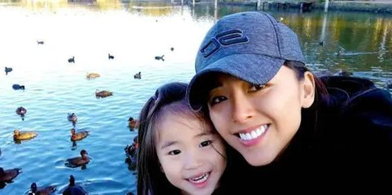 7年了,被迪士尼禁止进入的黄小蕾,为了女儿终究还是“妥协”了