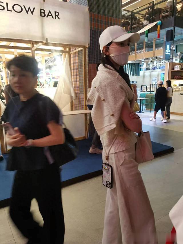 奚梦瑶和婆婆梁安琪同游泰国,小明身材高挑气质出众 婆媳关系真好