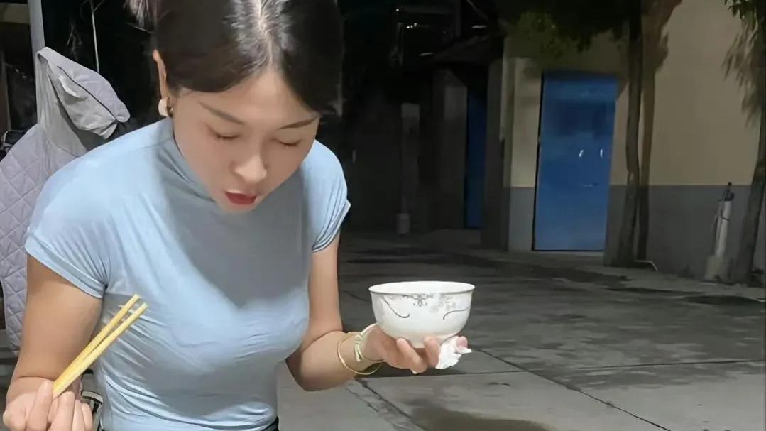 江西23岁空姐走红了，男网友看到其日常点滴后，谁娶准幸福一辈子