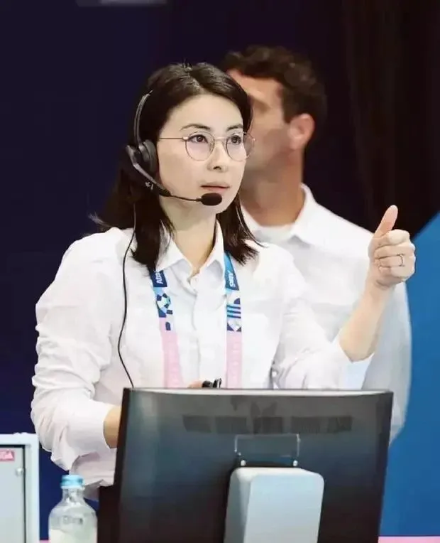郭晶晶美飒了！奥运会裁判长造型曝光，穿白衬衣戴眼镜，气质干练