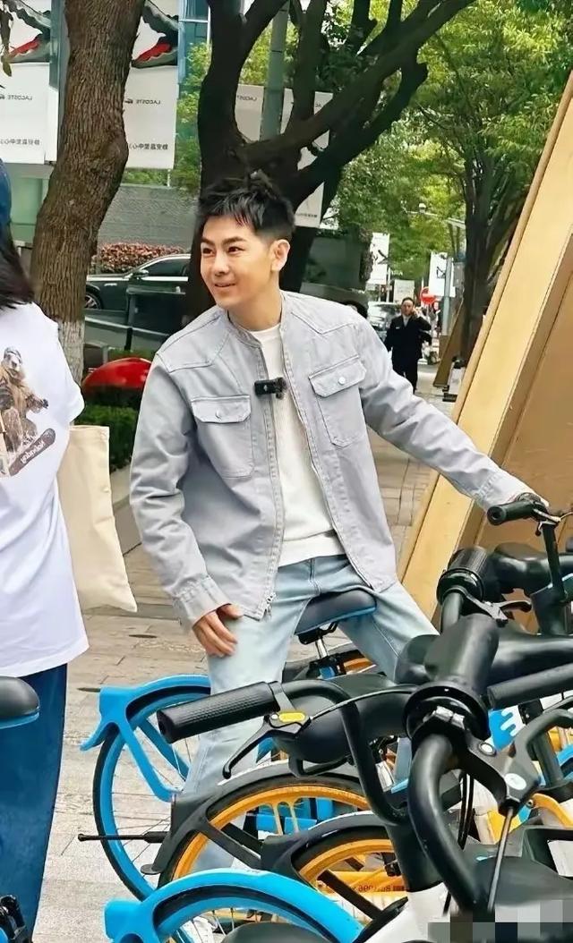 林志颖现面相与之前大不同,表情僵硬 ,看起来既老又年轻,很奇怪