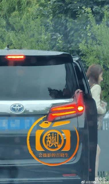刘亦菲李现共用保姆车引热议