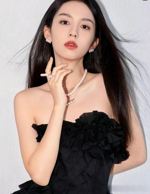 瓜子脸已经out了，“富贵脸”才真有气质！看完对比图你就懂了