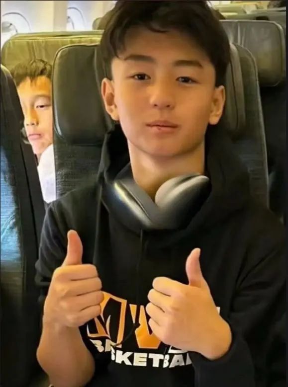 张柏芝15岁次子近照曝光,网友:完美继承爸妈神颜,建议出道!