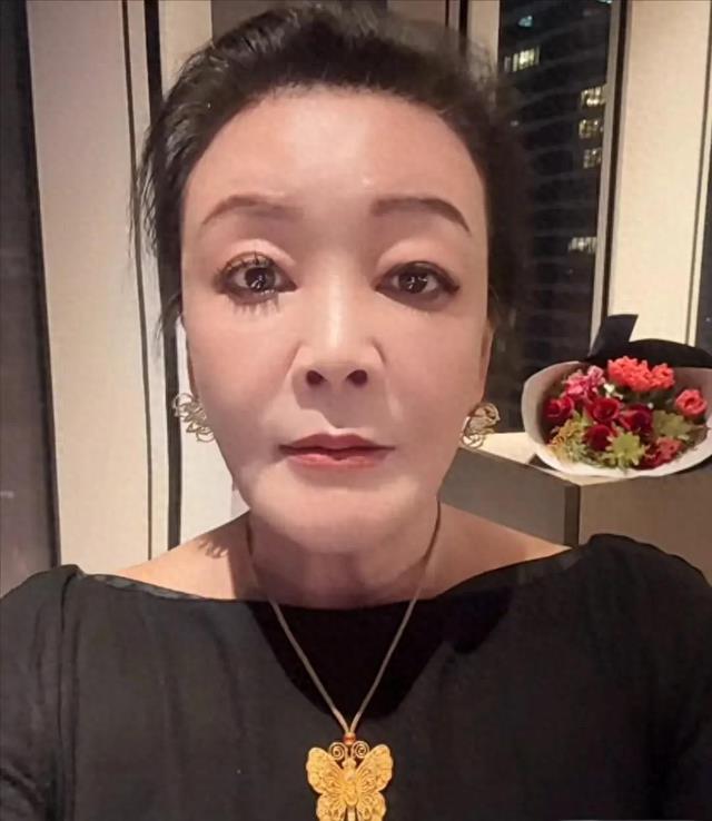 张兰在日本触景生情,含泪唱《不如见一面》,与S家争斗扳回一局