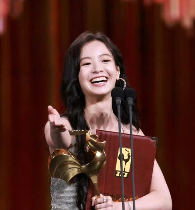 马丽陪跑不算啥,看了往届的金鸡影后得主,才明白李庚希为何被骂