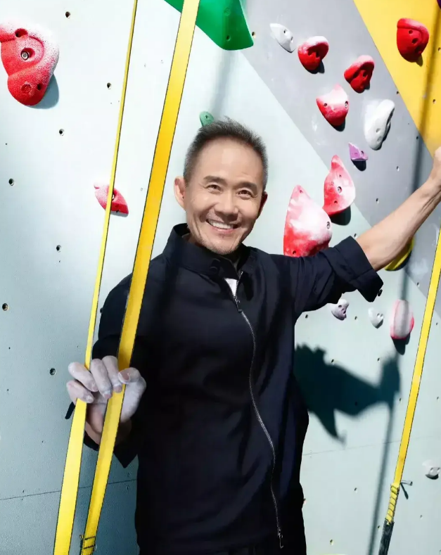 王石携爱妻在巴黎看奥运,73岁与43岁年龄差,丝毫没有违和感