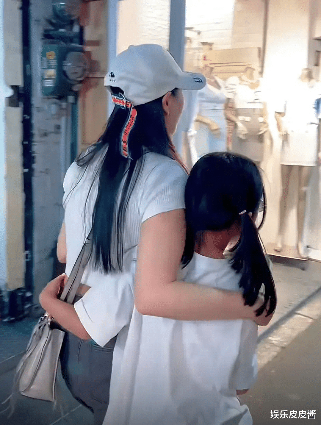 56岁伊能静带女儿回娘家!母女逛街吃路边摊,背影如同姐妹