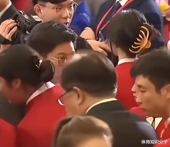 跟霍启刚聊得火热!17岁全红婵化身社牛,霍启刚主动弯腰照顾红姐