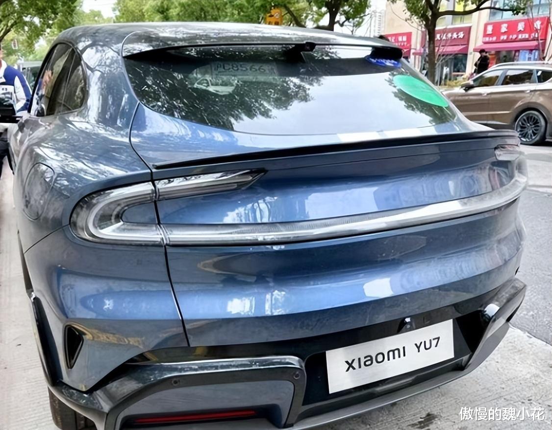 街头偶遇“小米YU7”，蝴蝶大灯媲美保时捷，预计售价24.99万！
