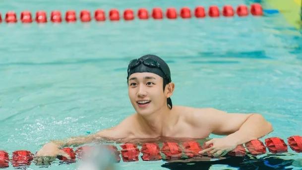 丁海寅透露，想和郑素敏合作，新剧剧照公开，演技转型挑战喜剧