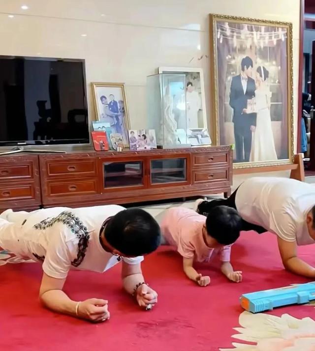 黄圣依、杨子的5万平豪宅，整个空间金碧辉煌，网友：壕是真壕…