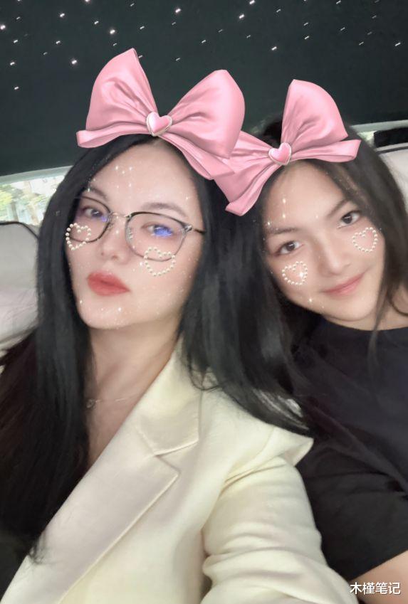 48岁李湘现身长沙街头,夏天穿西装不怕热,疑胖至160斤