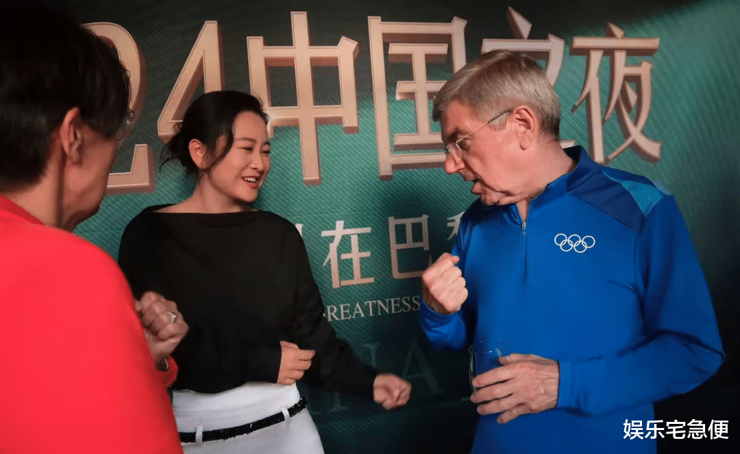 贾玲和谷爱凌同台出席活动,跟奥委会主席巴赫秀肌肉,她没有复胖
