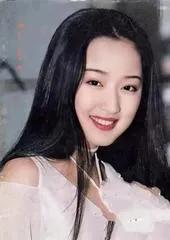 杨钰莹穿这件裙子,谁能想到她52岁依旧如此优雅?