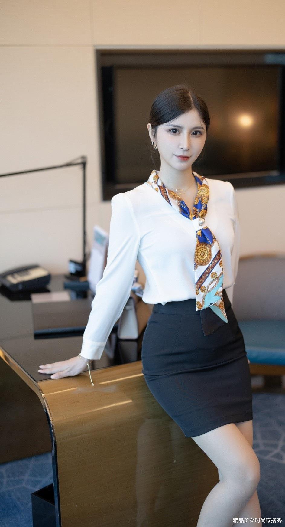 职场新气象:时尚舒适的白衬衫搭配黑色半身裙