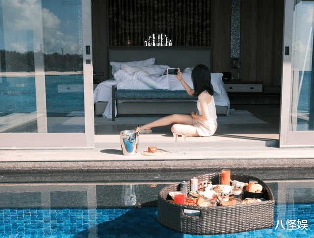 杨子姗一家度假,2岁女儿白又胖太喜人,吴中天寸步不离妻女好宠