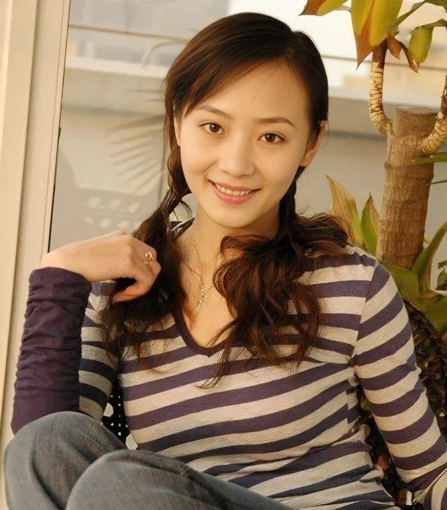 黄海波和曲栅栅苦尽甘来，夫妻俩庆结婚10周年，帅气儿子罕见露面