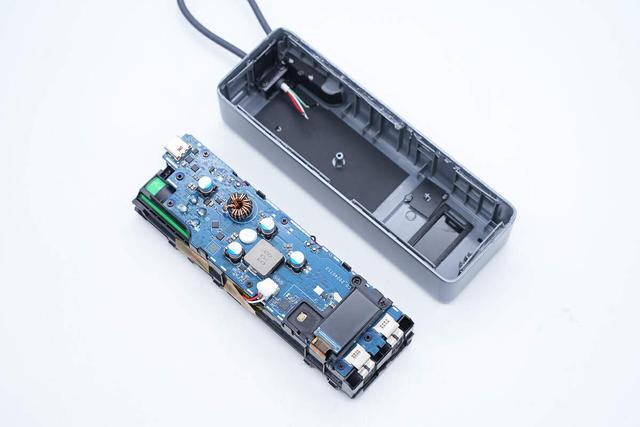 支持65W PD快充和120W小米快充，小米165W自帶線充電寶拆解