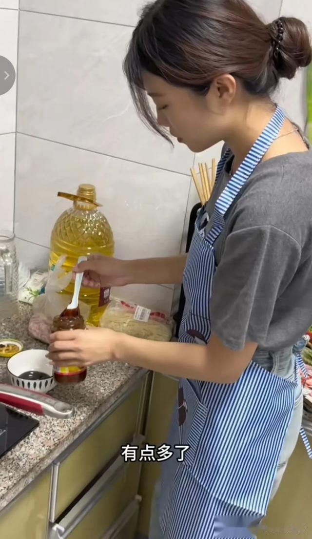 解清帅大妹炸酱面吃不完给哥哥吃，网友：感情好二哥也不嫌弃