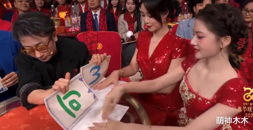 春晚现场感动瞬间:王菲虔诚演唱默默落泪,梁静茹歌声唱哭观众