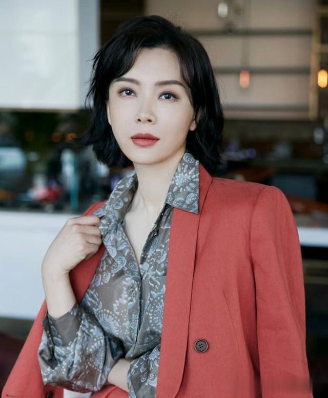 这才是中年女人该有的打扮：发不过肩、裙不上膝！优雅迷人显气质