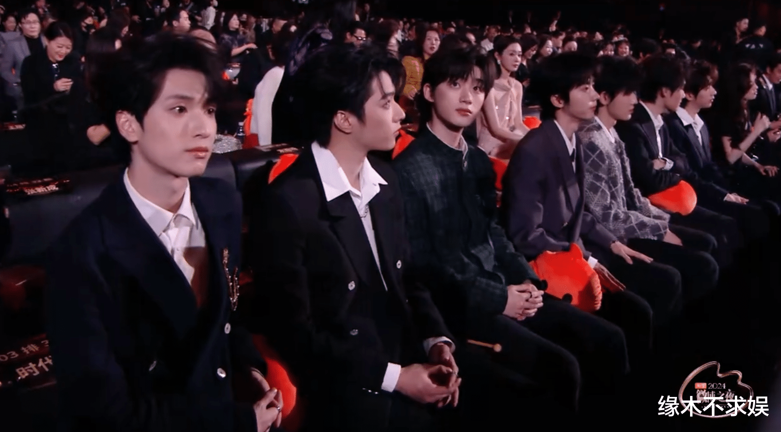 微博之夜内场：沈腾太搞笑，赵丽颖谦卑，肖战探头和杨紫打招呼！