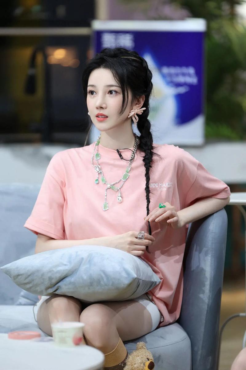 王鹤棣陈小纭恋情曝光!拍戏后甜蜜升级,9岁年龄差难挡真爱火花