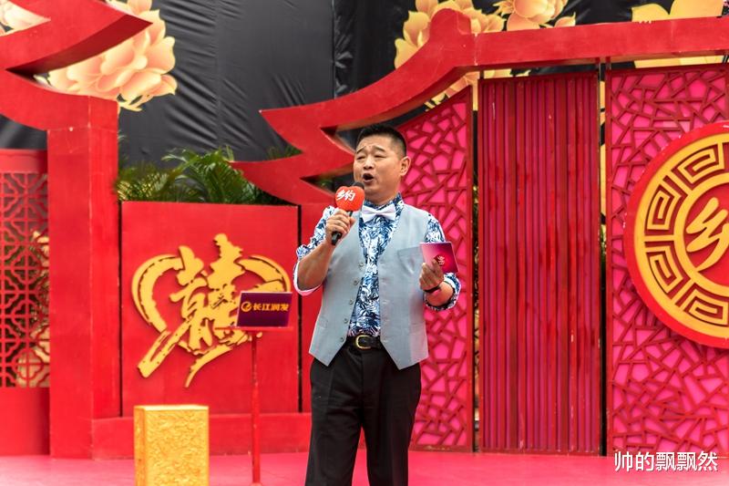 央视名主持肖东坡:与校花老婆离婚后再婚,前妻后妻的孩子都是宝