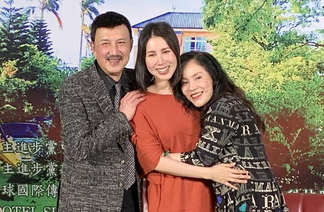 74岁母痛失爱女余苑绮,冥诞之日紧抱骨灰坛泣不成声,深情悼念难舍离别