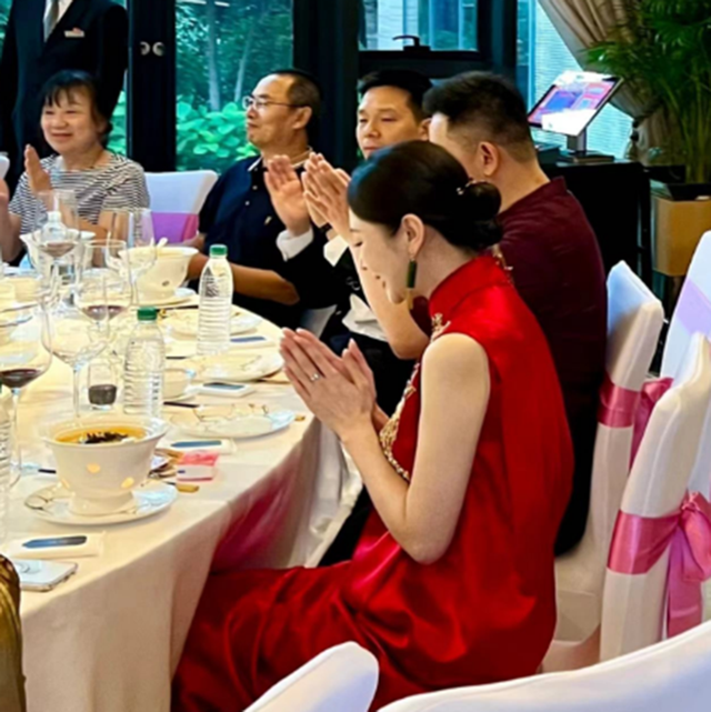 黄海波曲栅栅低调庆祝结婚十周年，8岁儿子搞怪出镜，颜值像爸爸