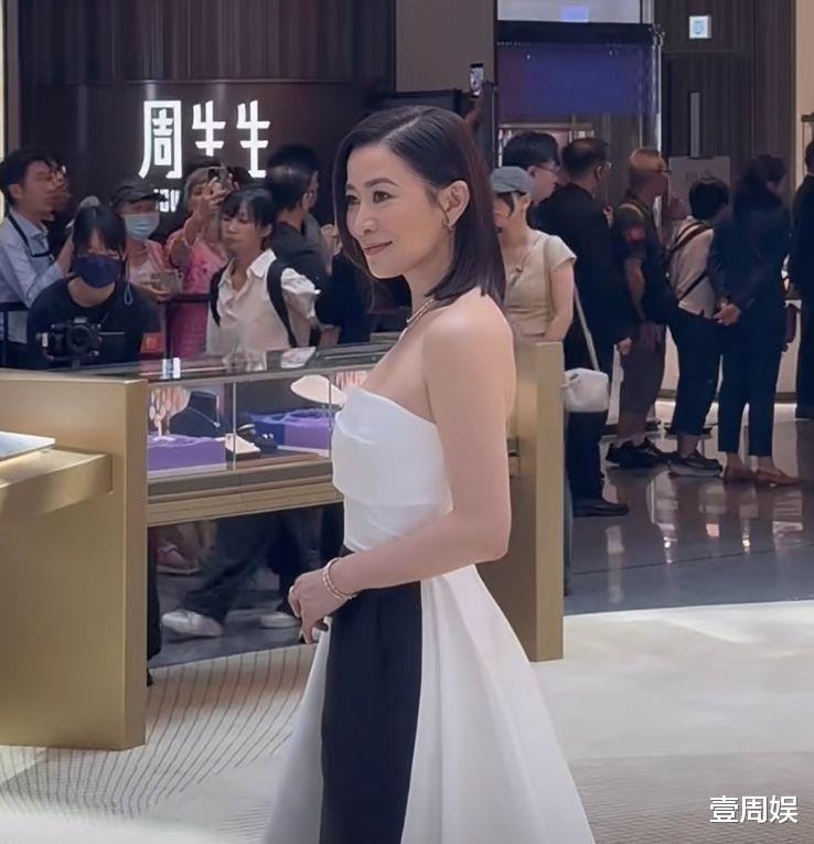 49岁佘诗曼穿抹胸亮相魅力十足,皮肤白得透亮,太有女人味了!