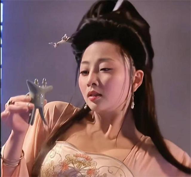 她是演员中的女富豪,多辆豪车轮流开,如今45岁却活得像20岁